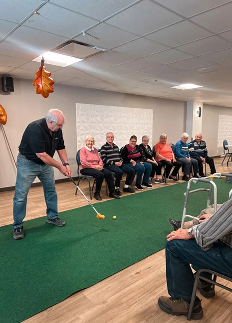 Minigolf - Loisir pour aînés au Manoir de l’Ormière